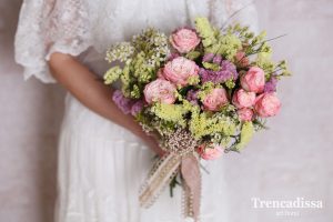 Ramo de novia con flores naturales, para una boda de estilo romántico