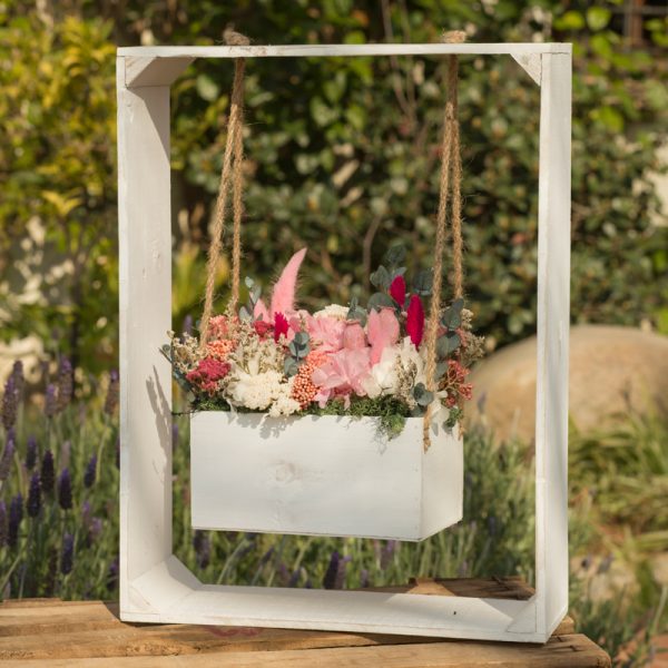 Columpio con flores secas y preservadas, para decoración, en Trencadissa art flora, floristería en Badalona