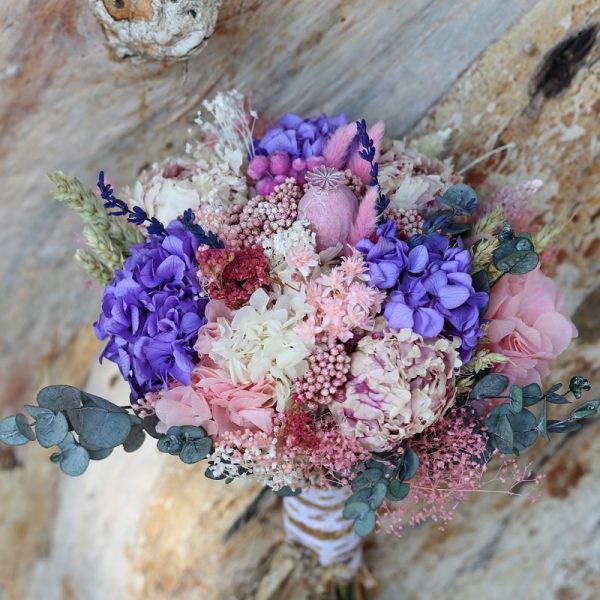 Bellisísimo ramo de novia con flore preservadas y secas en tonalidaes lilas, blancas y rosas.