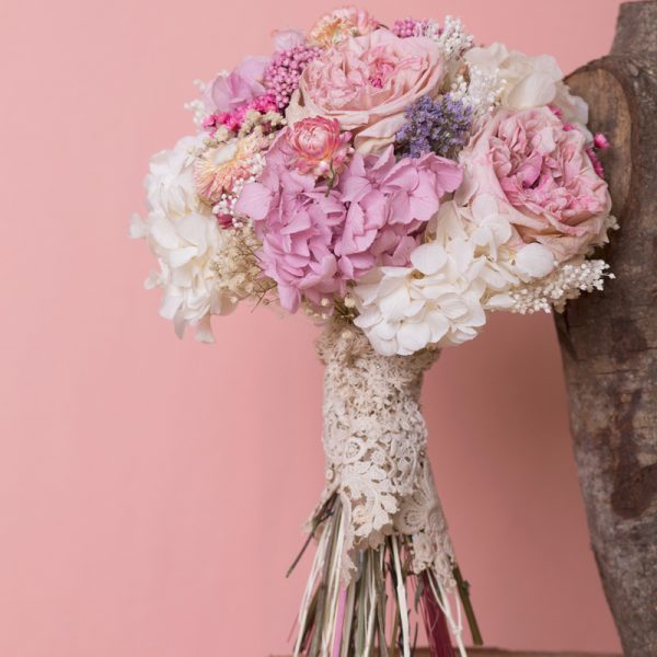 RAMO DE NOVIA ETERNO, REALIZADO EN TONOS ROSAS PASTEL CON FLOR SECA, ROSAS DAVID AUSTIN Y HORTENSIAS PRESERVADAS