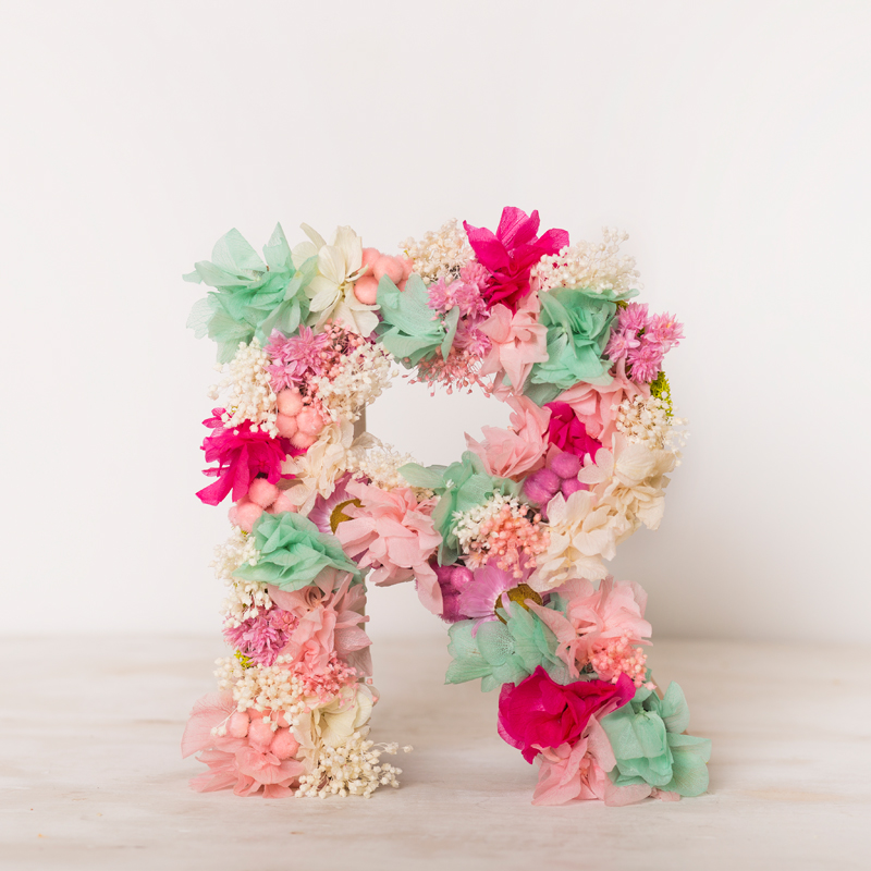 Letra R decorada en tonos rosas, blancos y verdes - Art
