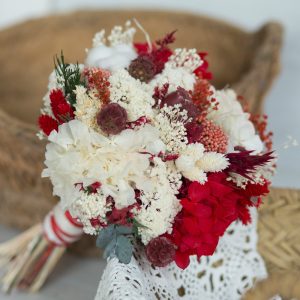 Ramo de novia en tonos blancos y rojos