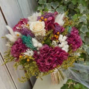 Ramo de novia con flor seca y preservada en tonos granates, verdes y beige