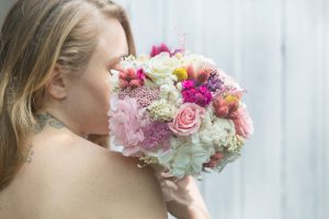 Ramo de novia con flor seca en tonos blancos y rosas