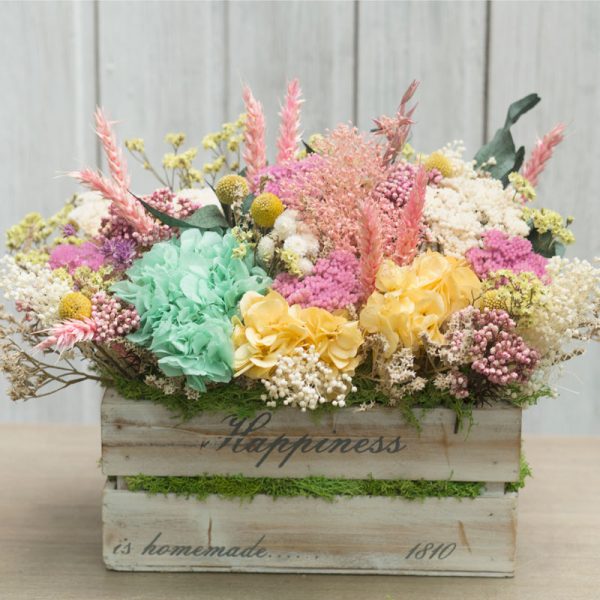 Preciosa caja de estilo vontage, decorada, de madera, con flor seca y preservada en tonos rosa, amarillos y blancos