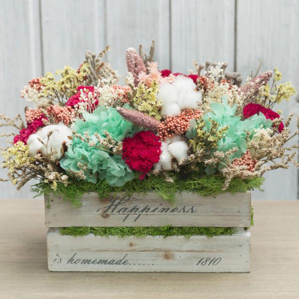 Caja de madera decorada con flor seca y preservada en tonos amarillos y rosas con toque de rojo y turquesa