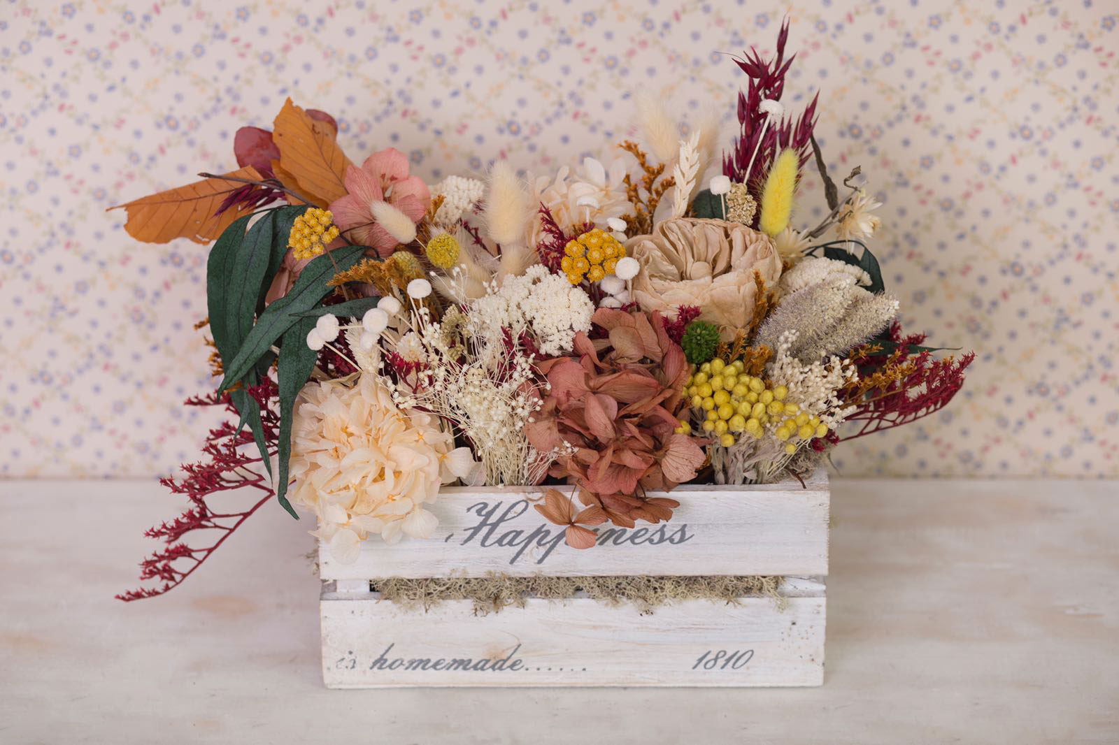 Caja de estilo vintage con flor seca y preservada, colores otoñales