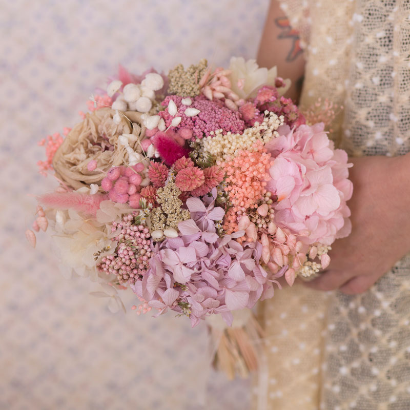 Rmo de novia con flor preservada en tonos rosados