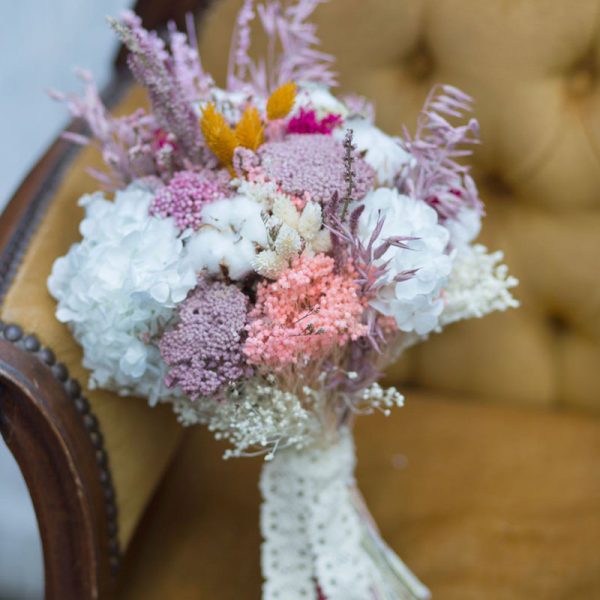 Ramo de novia con flor seca y preservada en tonos malva y balncos