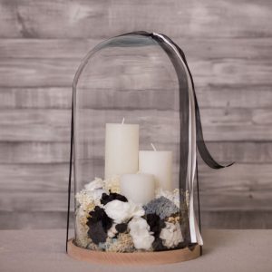 Campana de cristal con velas y flor seca y preservada