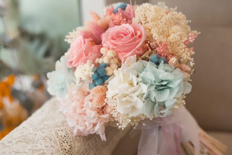 Ramo de novia con flor seca y preservada, flor variada, en tonos empolvados