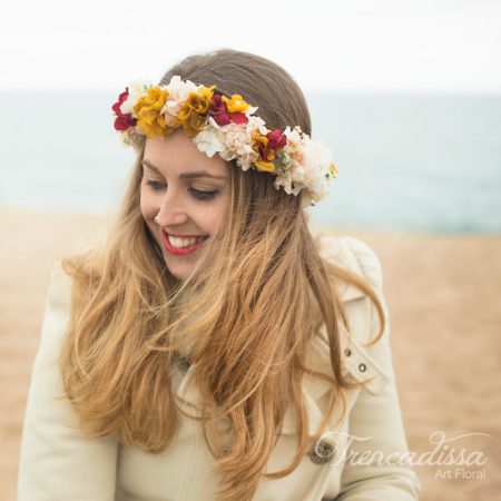 corona-de-flor-seca-y-preservada-tonos-ocres,-blancos-y-rojos