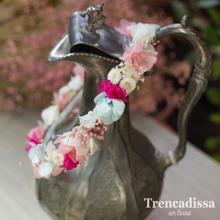 Corona-fina-con-flores-preservadas-en-tonos-rosas,-fucsias-y-azules.-Las-personalizamos-a-vuestro-gusto-y-a-juego-del-ramo-de-novia