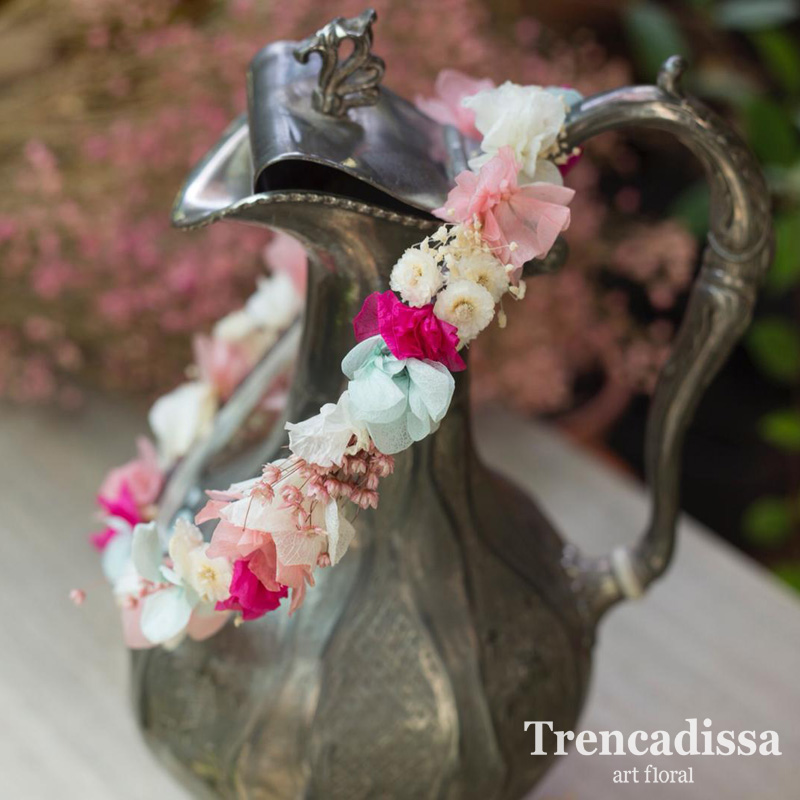 Corona fina con flores preservadas en tonos rosas, fucsias y azules. Las personalizamos a vuestro gusto y a juego del ramo de novia.