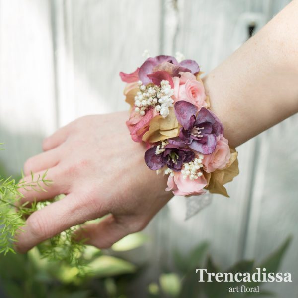 Brazalete, pulsera o corsage con hortensias, rosas de pitiminí