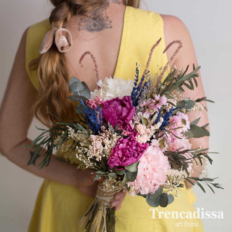 Ramo de novia con flor preservada, con peonias, eucalipto, en tonos rosados y blancos