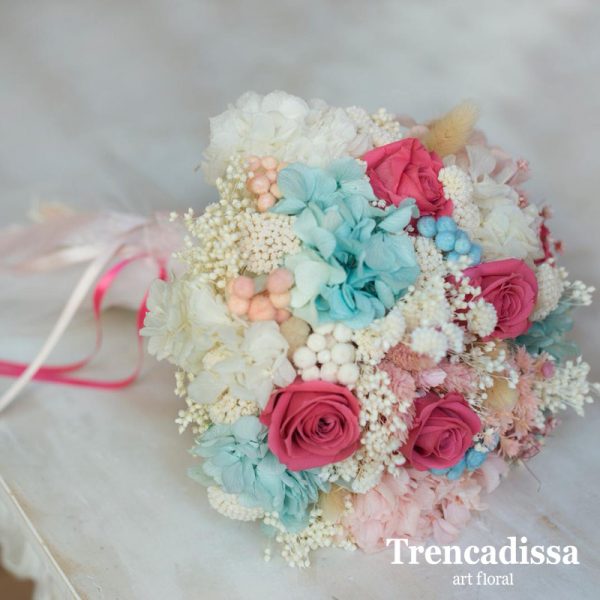 Julieta. Ramo de novia preservado en tonalidades blancas, azul celeste, rosa pastel y fucsia