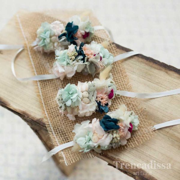 Pulseras florales con flor preservada en tonos pastel y un toque de azul prusia