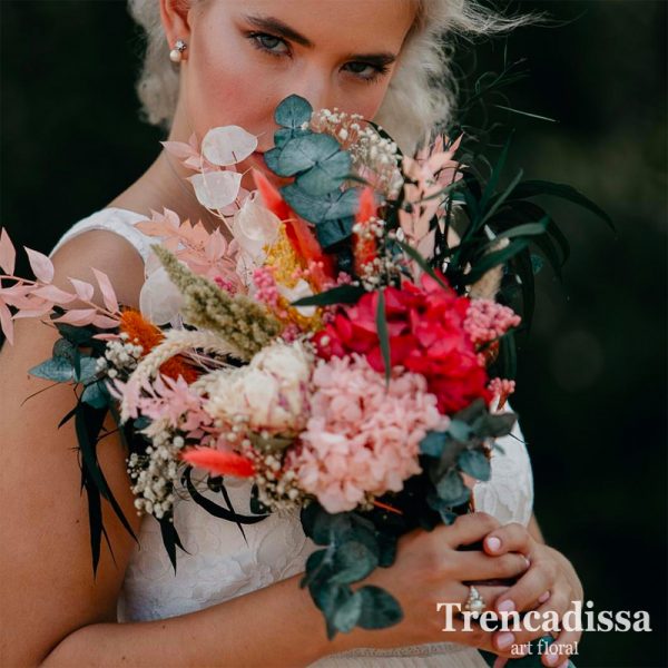 Ramo de novia colorido con flor seca y preservada