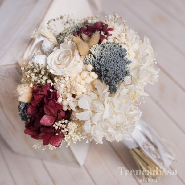 Violette, ramo de novia en blancos y granates