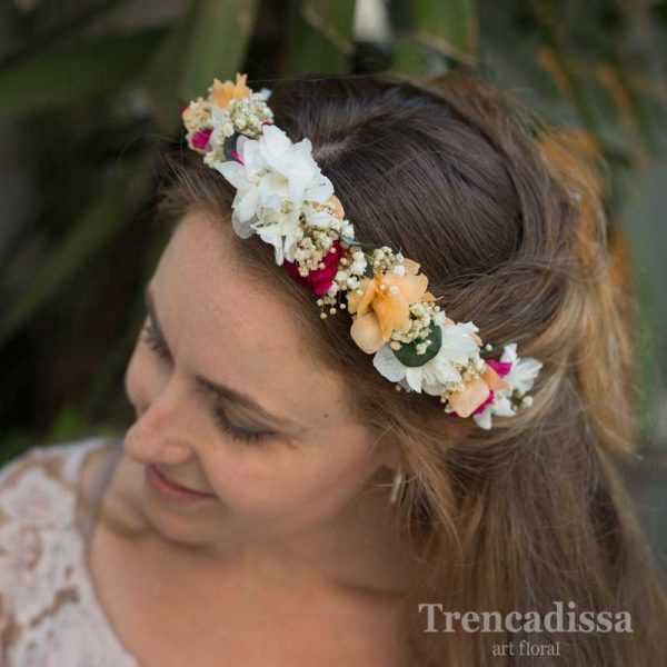 Diadema floral preservada en tonos peach y blancos