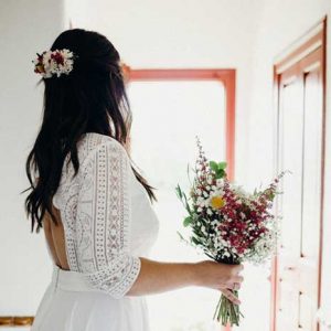 Bouquet de novia con flores naturales y peineta