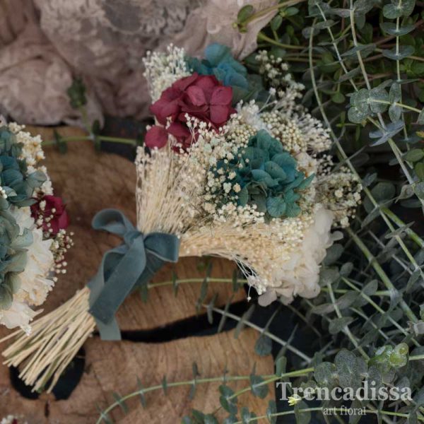 Réplica de Flora, ramo de novia preservado en tonos burdeos y turquesa, con hortensia blanca, turquesa y burdeos, flor de arroz, bloom, phalaris, gloxia y ghypsophyla.