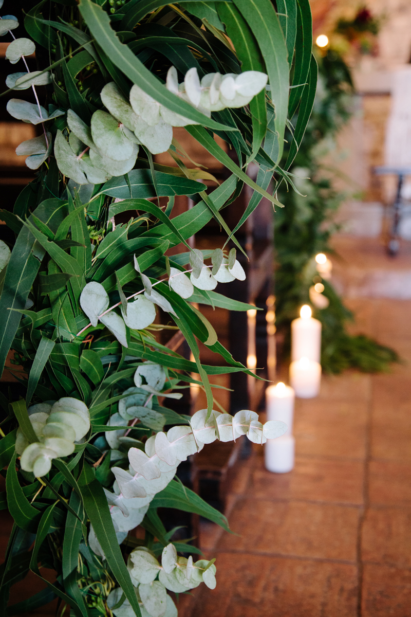 decoracion-con-eucalipto-de-bancos-de-iglesia - Trencadissa Art Floral