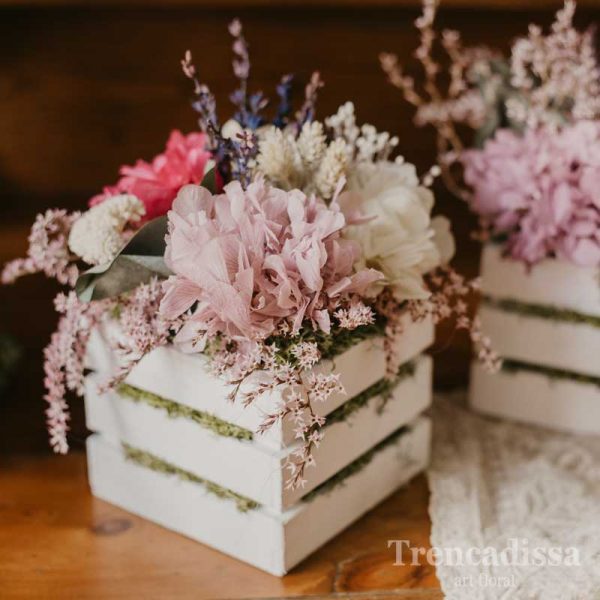 Caja de madera con flor seca y preservada en tonos beis y rosa