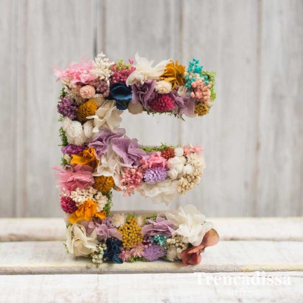 Erika, letra decorada con flor preservada. Floristería en Badalona.