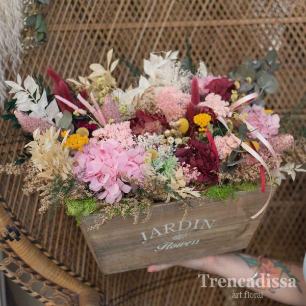 Caja de madera decorada con flor seca y preservada en tonos amarillos y