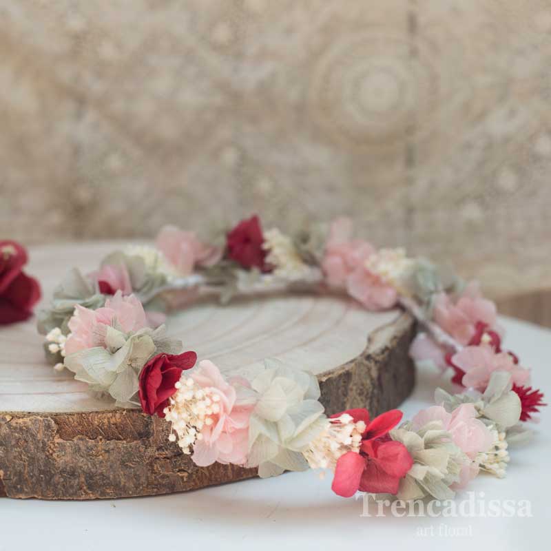 Corona floral para bodas y eventos en rojo, rosa y blanco