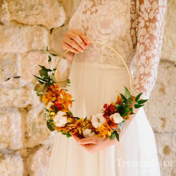 Ramo de novia en estructura circular, original y diferente. Las flores secas y preservadas están montadas  en un aro metálico con un baño dorado, ligero, hecho a mano. 