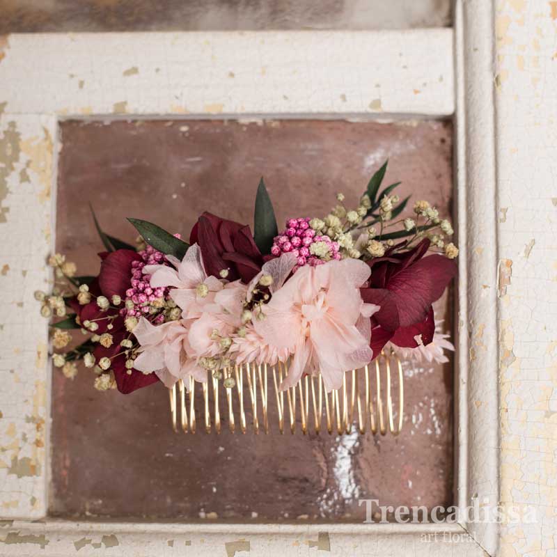 Peineta floral preservada en tonos rosados y granates