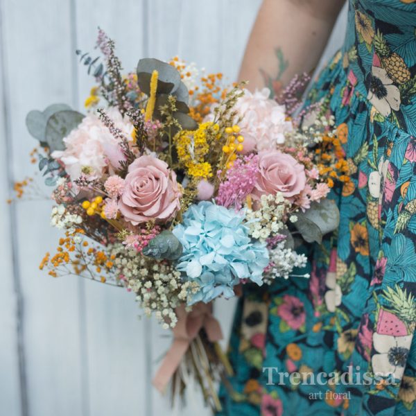 Ramo de novia con flor seca y preservada en tonos pastel, rosa y azul