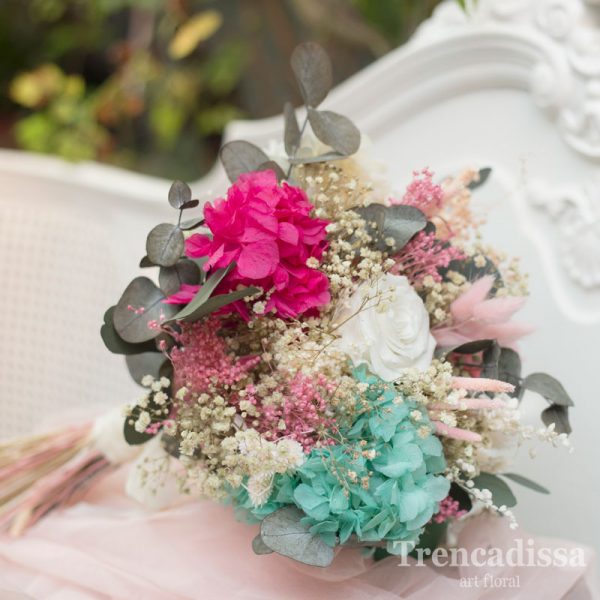Ramo de novia preservado en turquesa, fucsia, rosa y blanco, con rosa preservada.