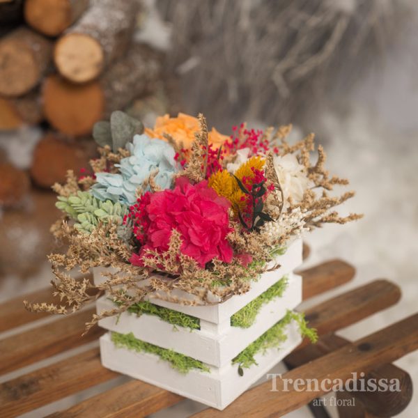 Caja de madera con flor seca y preservada con hortensia y flor variada