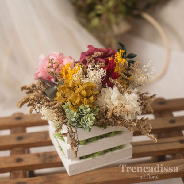 Caja de madera con flor preservada en tonos ocres