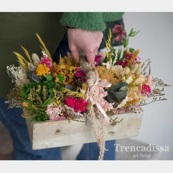 Caja de madera con asa, con flores secas y preservadas