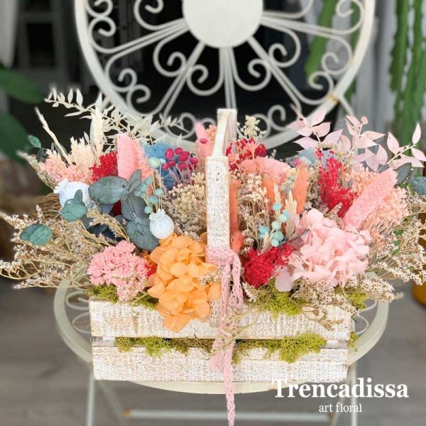 Caja de madera con asa y flor preservada para decoración, en tonos variados, de estilo silvestre. Perfecta para decorar espacios y eventos.