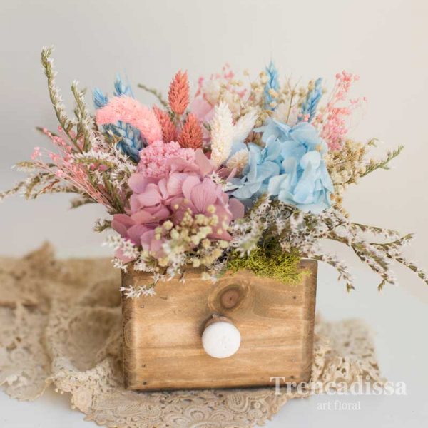 Cajón de madera con flores preservadas con hortensia azul y rosa venta online