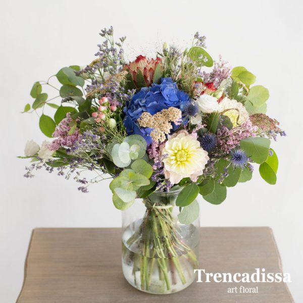 Centro floral con hortensia Protea Hypericum Limonium Dhalias Achillea Lisianthus Ergynium Verdes varios