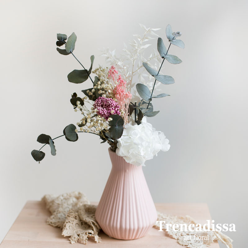 Jarrón de cerámica rosa con flores preservadas