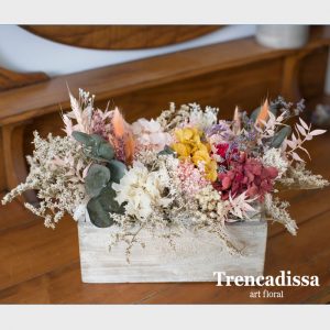 Caja de madera con flor seca y preservada, en floristería de Badalona