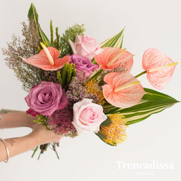 Ramo natural con anthurium, rosas y protea