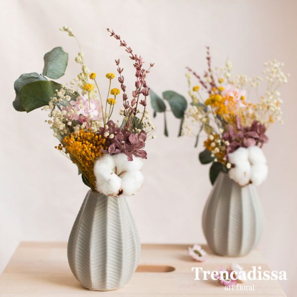 Jarrón de cerámica gris perla con flores preservadas