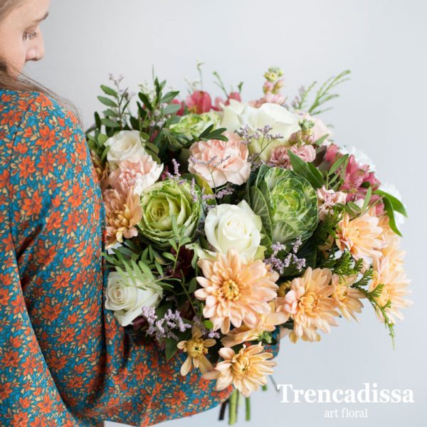 Ramo de flores naturales con crisantemos y rosas, venta online