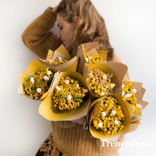Bouquets de manzanilla seca com bloom verde, amarillo o rosa