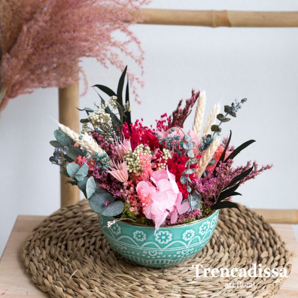 Bol de ceràmica realizado con hortensia preservada, eucalipto preservado, flor de arroz preservado, bloom, trigo, tatarica y flor seca variada