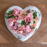 Corazón de ceramica con flor seca y preservada